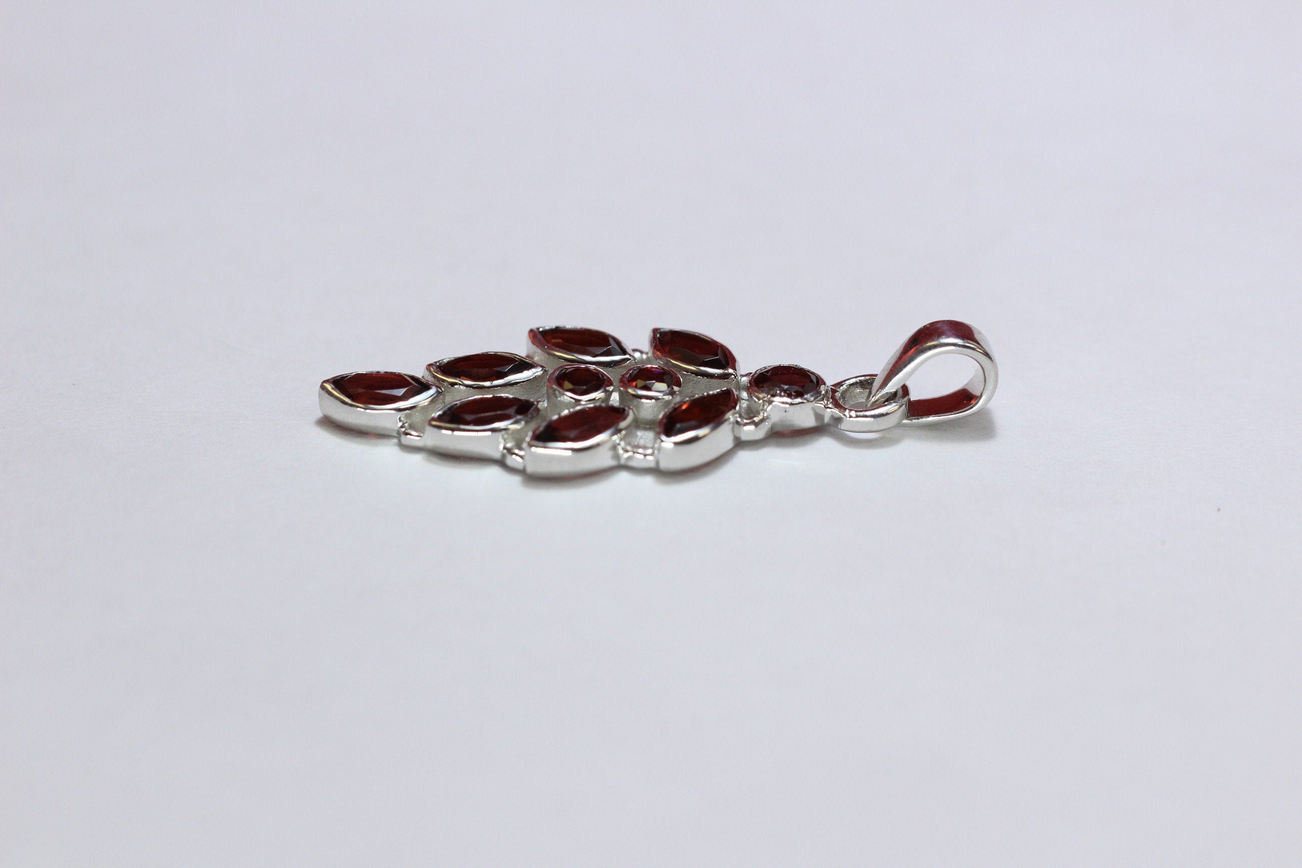 2,63 Carat Granat Designer Anhanger 925 Silber Collier Kette blutroter Granat