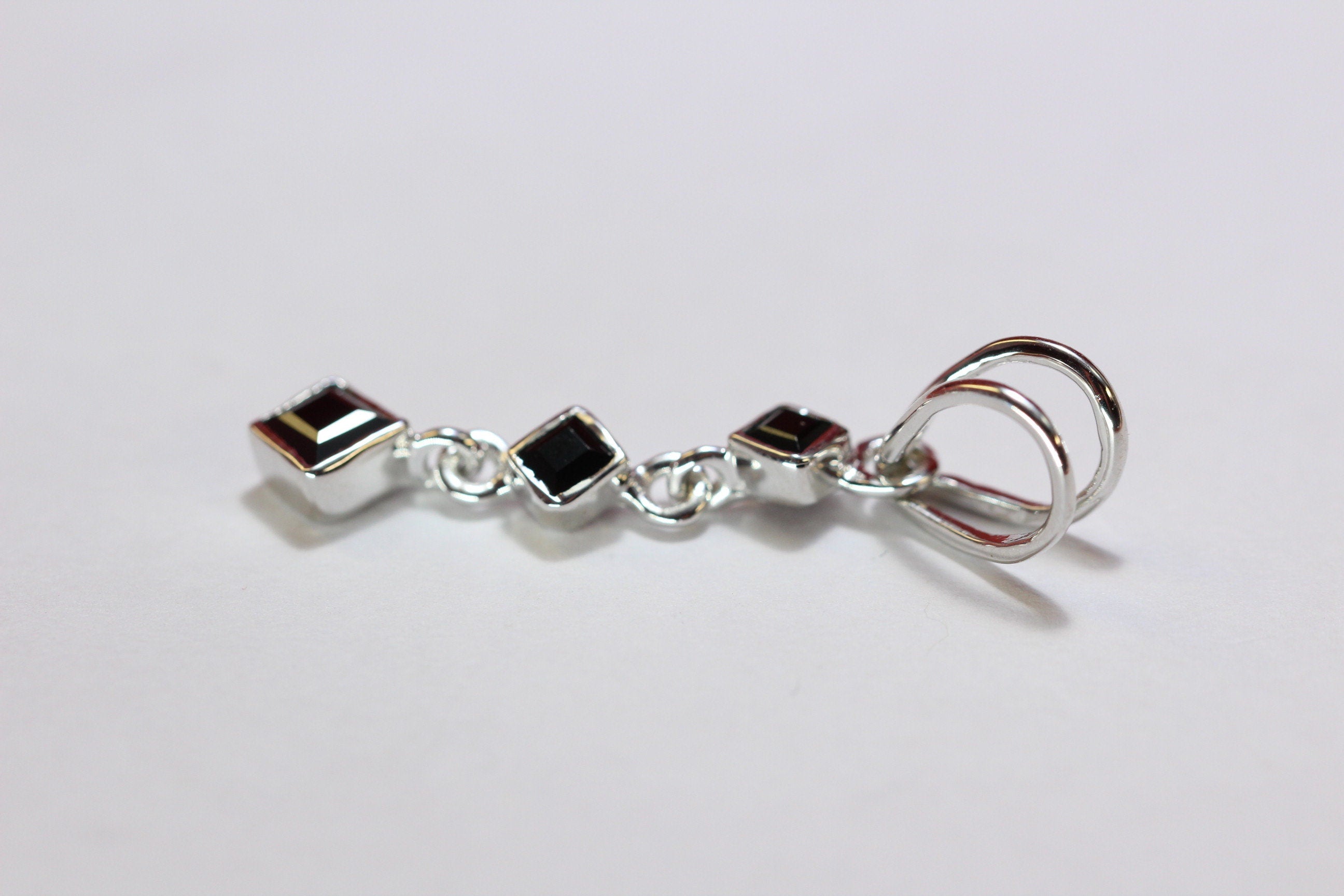 Edler 0,69 Carat schwarzer Spinell Anhanger 925 Silber Collier Kette Edelstein