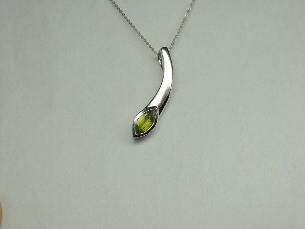 Design pur 0,85 Carat Peridot Anhanger 925 Silber Collier Kette maigraner Edelstein