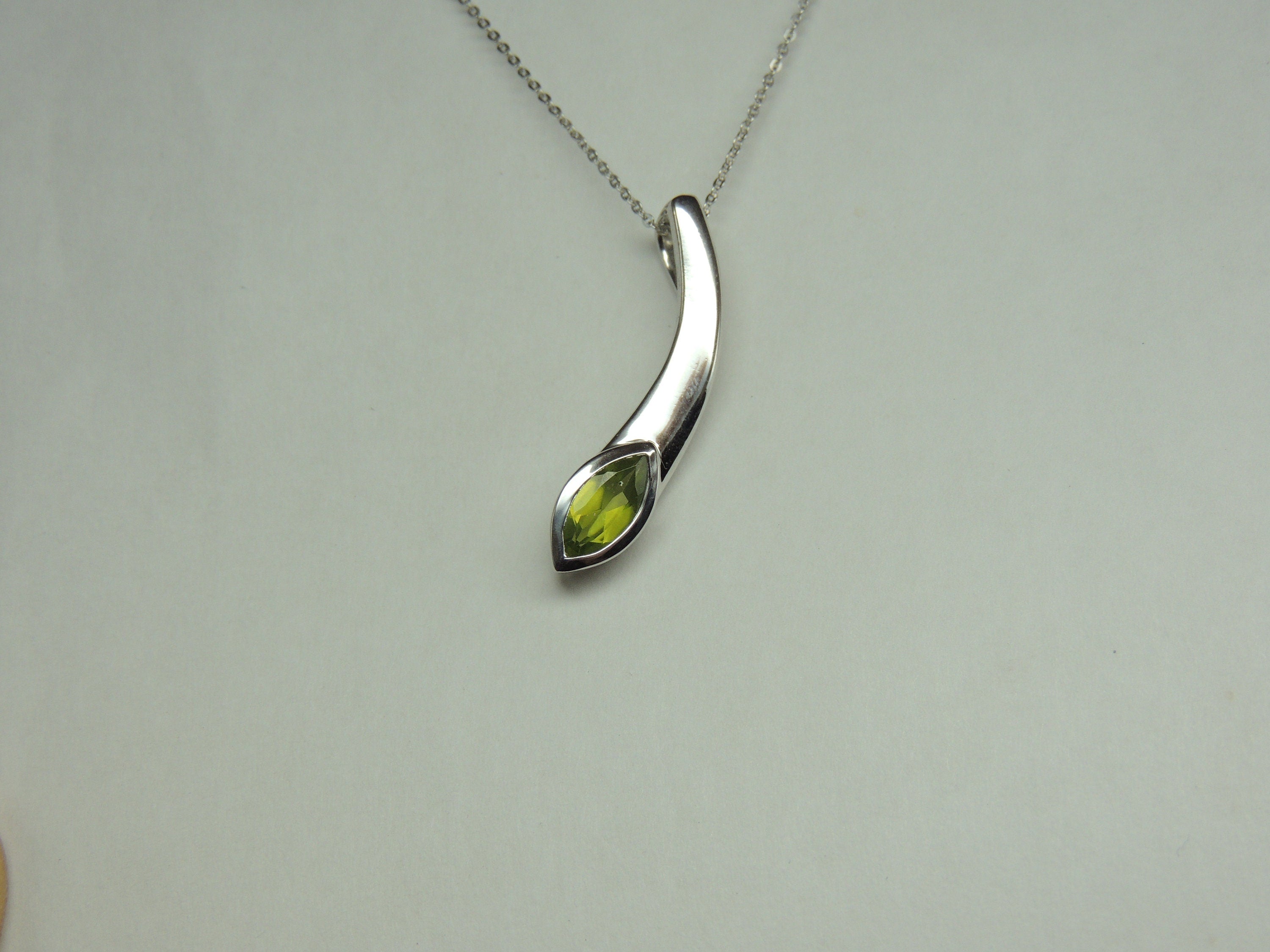 Design pur 0,85 Carat Peridot Anhanger 925 Silber Collier Kette maigraner Edelstein
