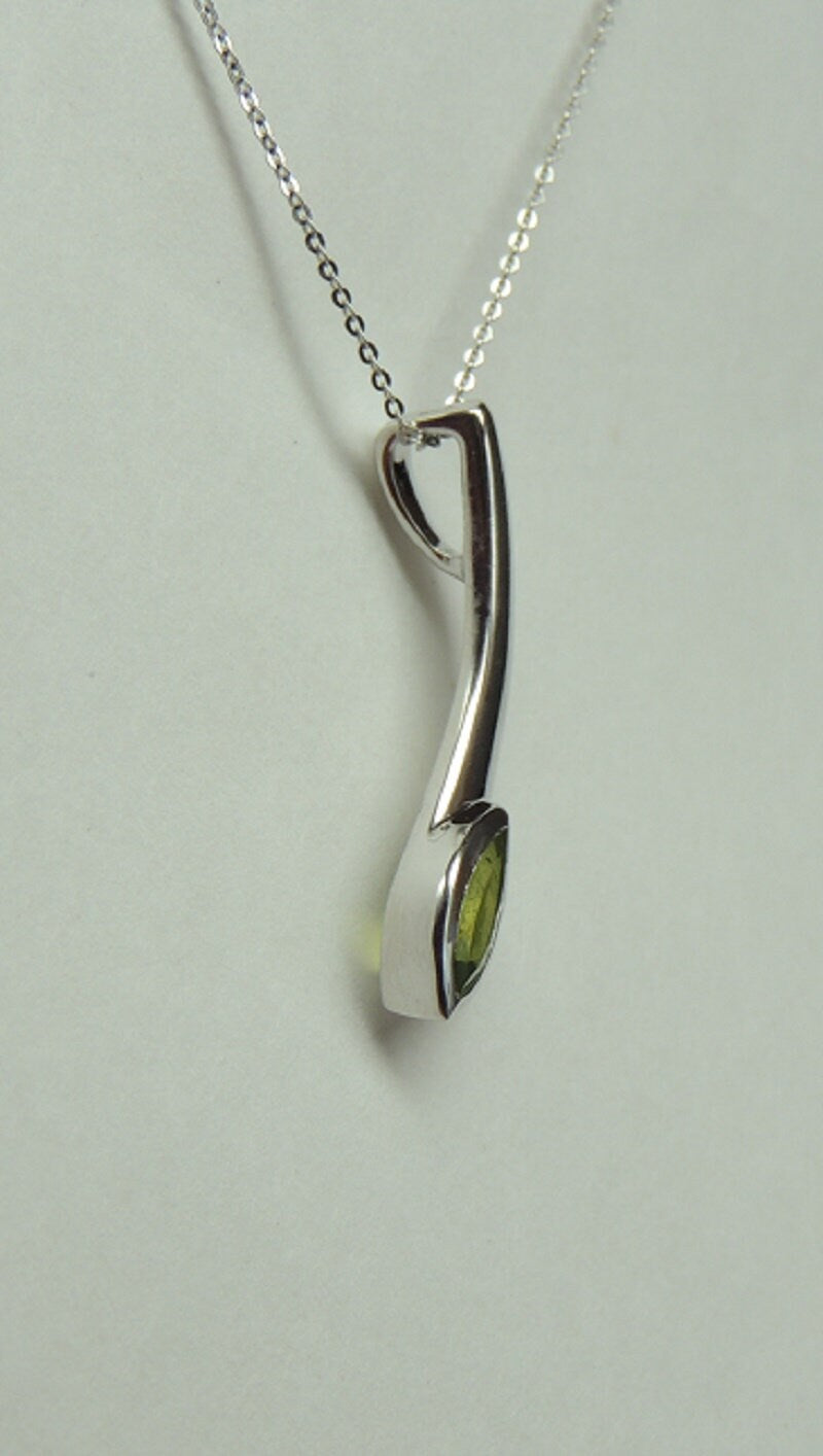Design pur 0,85 Carat Peridot Anhanger 925 Silber Collier Kette maigraner Edelstein