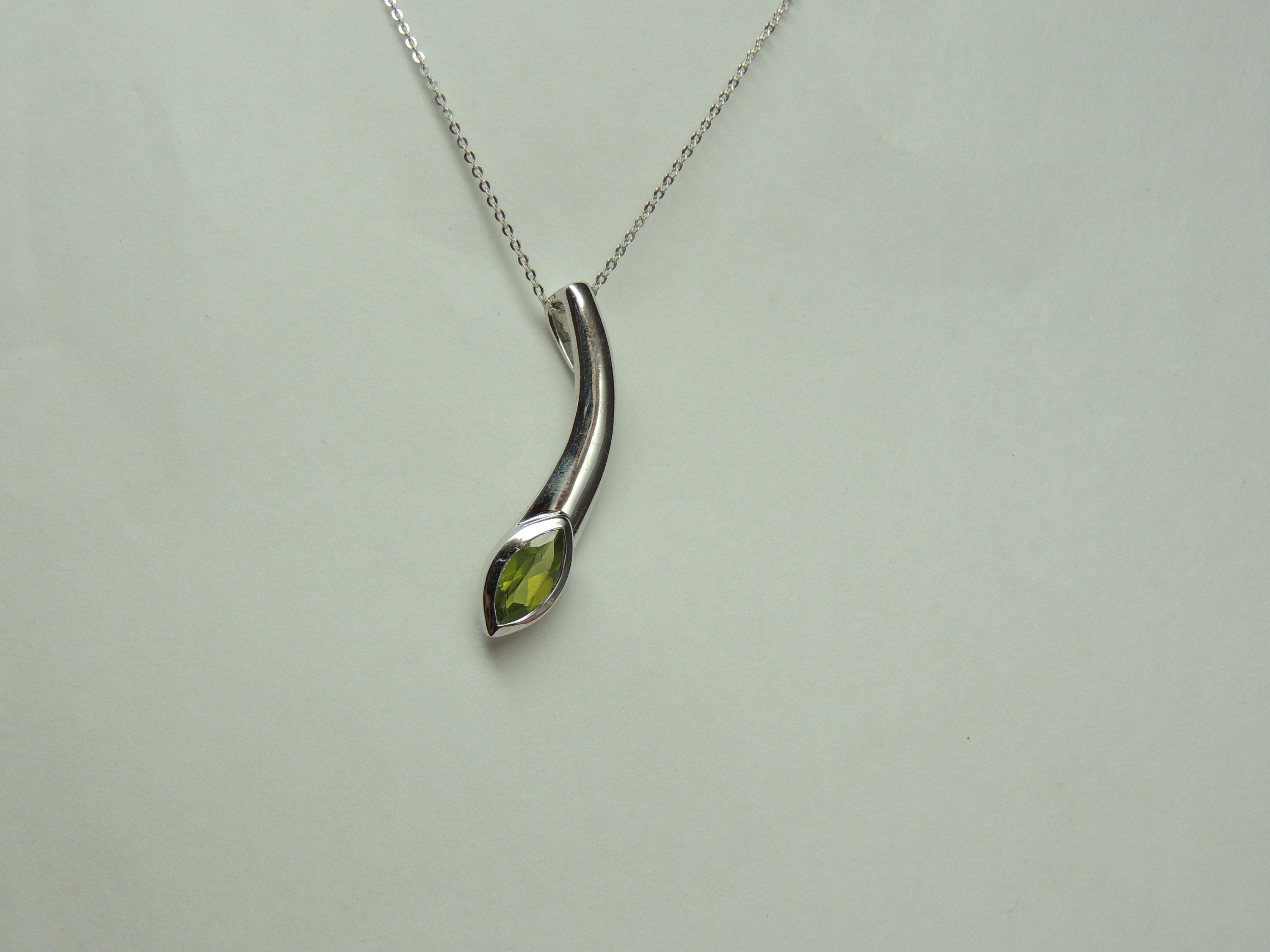 Design pur 0,85 Carat Peridot Anhanger 925 Silber Collier Kette maigraner Edelstein