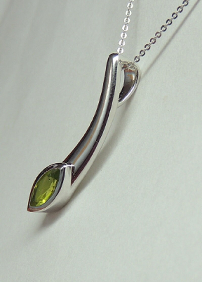 Design pur 0,85 Carat Peridot Anhanger 925 Silber Collier Kette maigraner Edelstein
