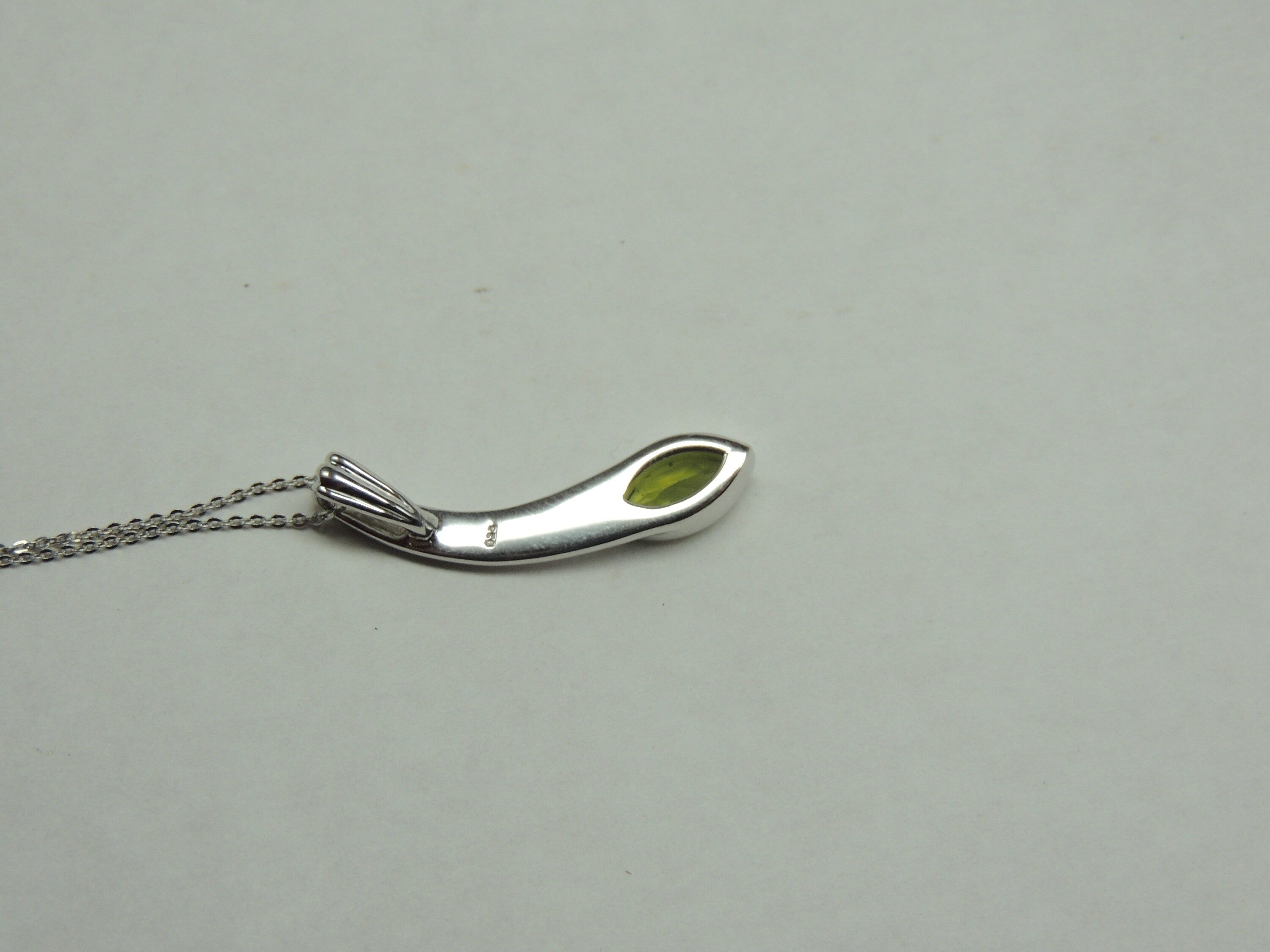 Design pur 0,85 Carat Peridot Anhanger 925 Silber Collier Kette maigraner Edelstein