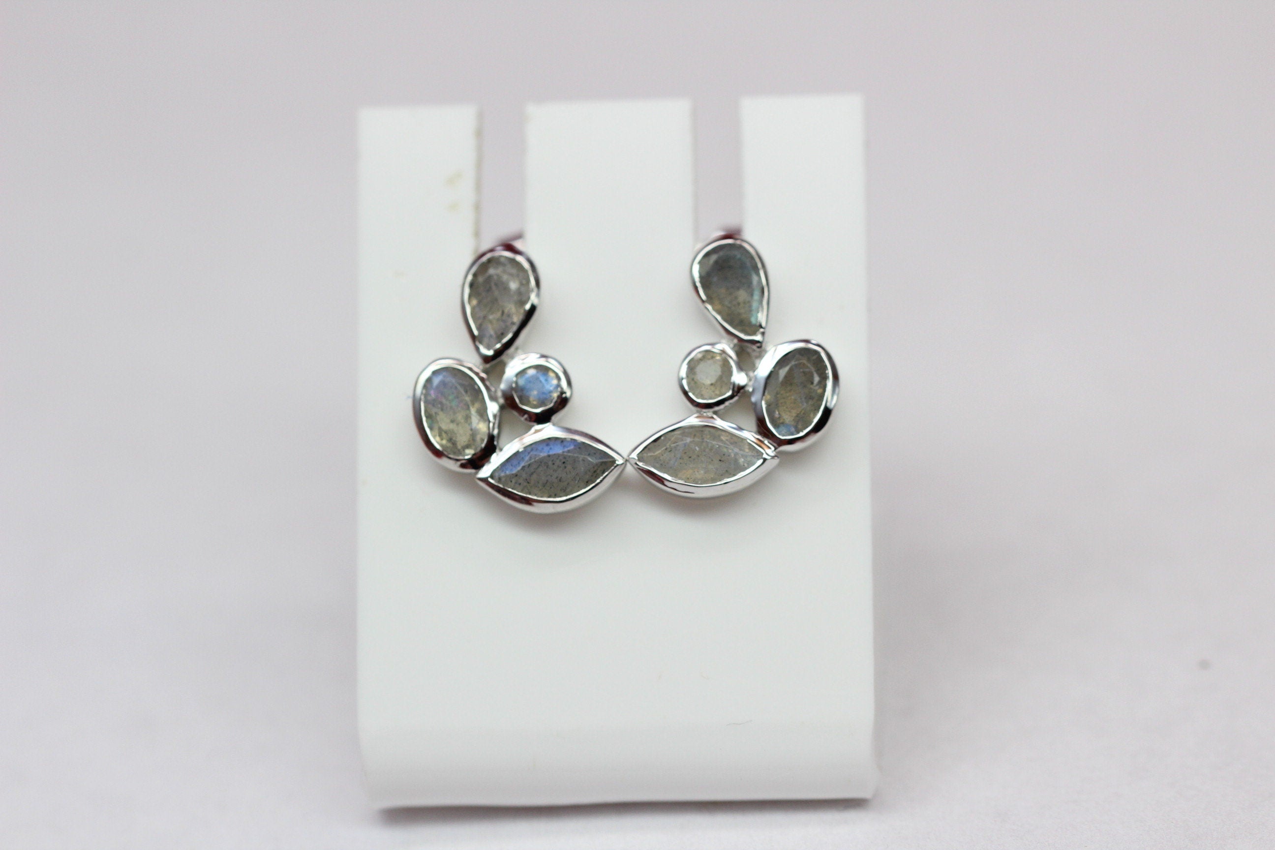 Edle 1,68 Carat Labradorit Ohrstecker 925 Silber irrisierender Edelstein Top