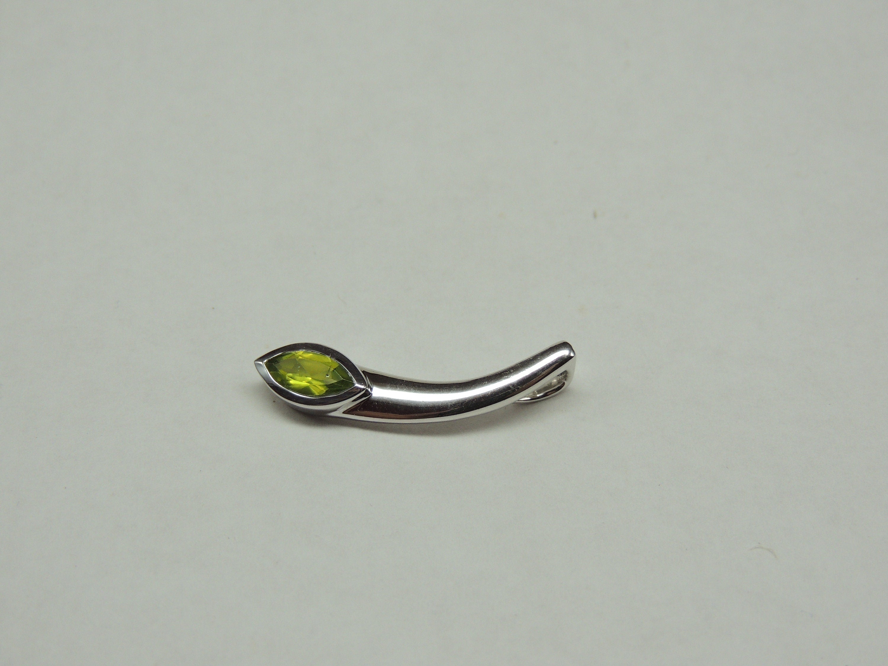 Design pur 0,85 Carat Peridot Anhanger 925 Silber Collier Kette maigraner Edelstein