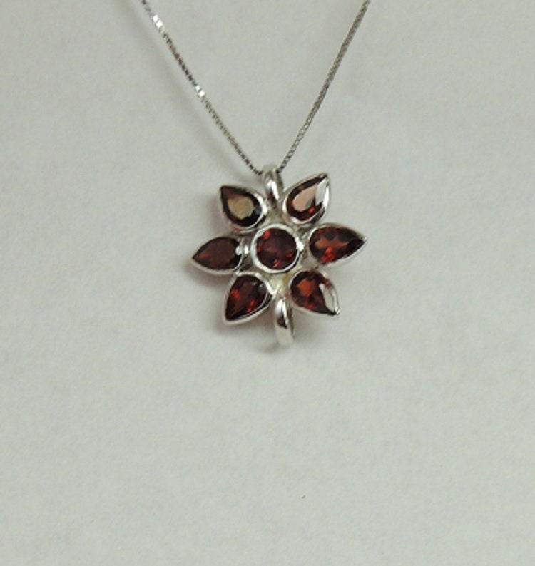 Edler 2,9 Carat Granat Blumen Anhanger 925 Silber Collier Kette blutroter Granat