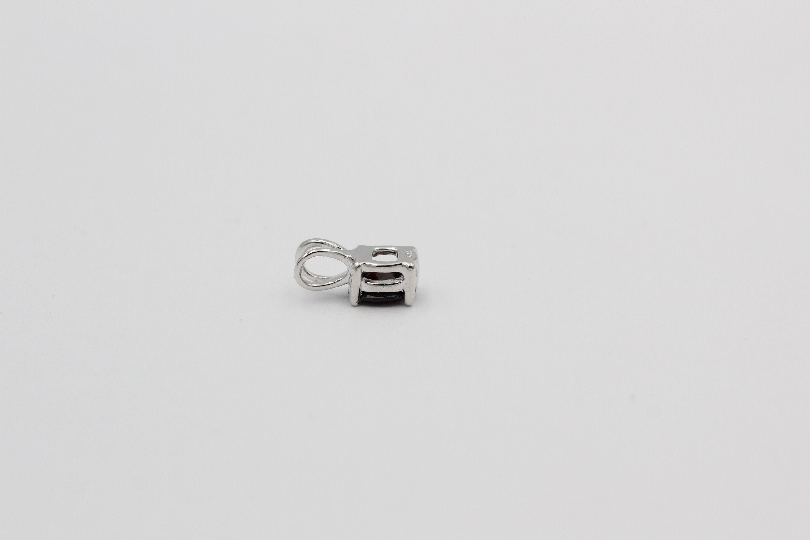 Edler 0,70 Carat Granat  Anhanger 925 Silber Collier Kette roter Edelstein Top