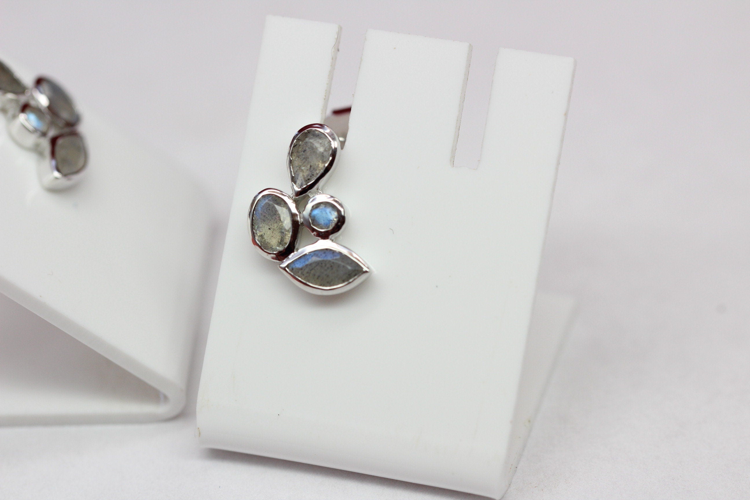 Edle 1,68 Carat Labradorit Ohrstecker 925 Silber irrisierender Edelstein Top