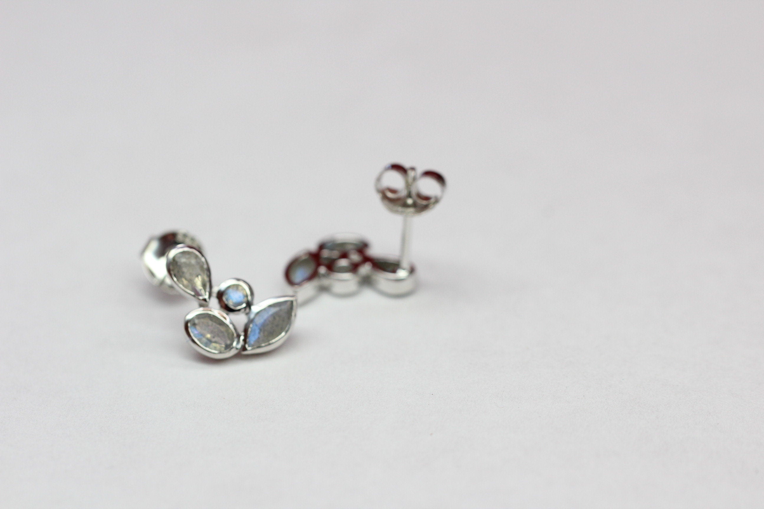 Edle 1,68 Carat Labradorit Ohrstecker 925 Silber irrisierender Edelstein Top