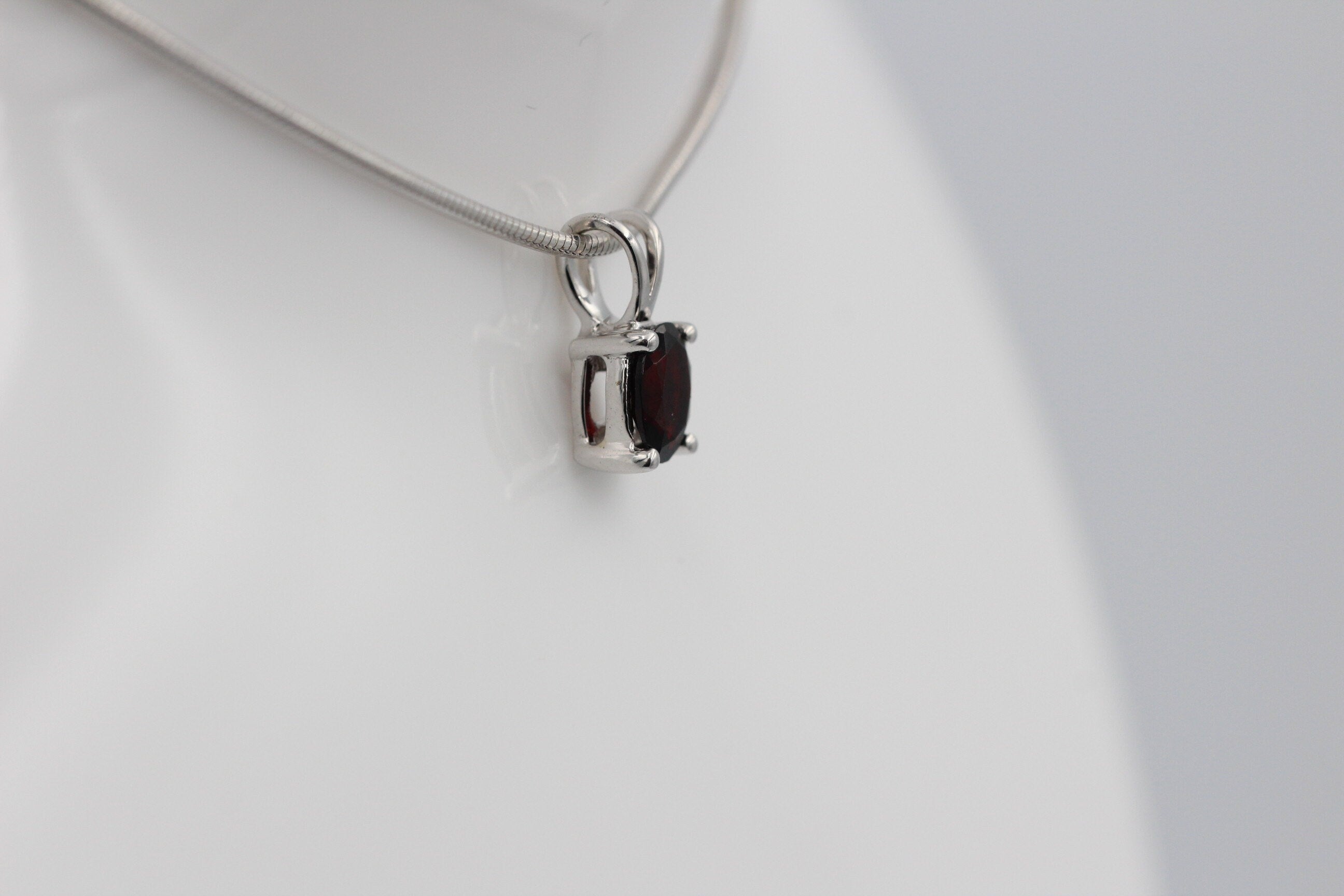 Edler 0,70 Carat Granat  Anhanger 925 Silber Collier Kette roter Edelstein Top