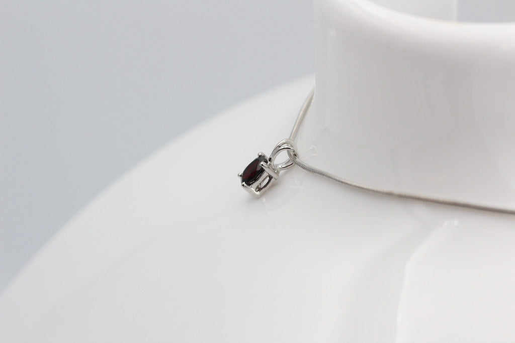 Edler 0,70 Carat Granat  Anhanger 925 Silber Collier Kette roter Edelstein Top