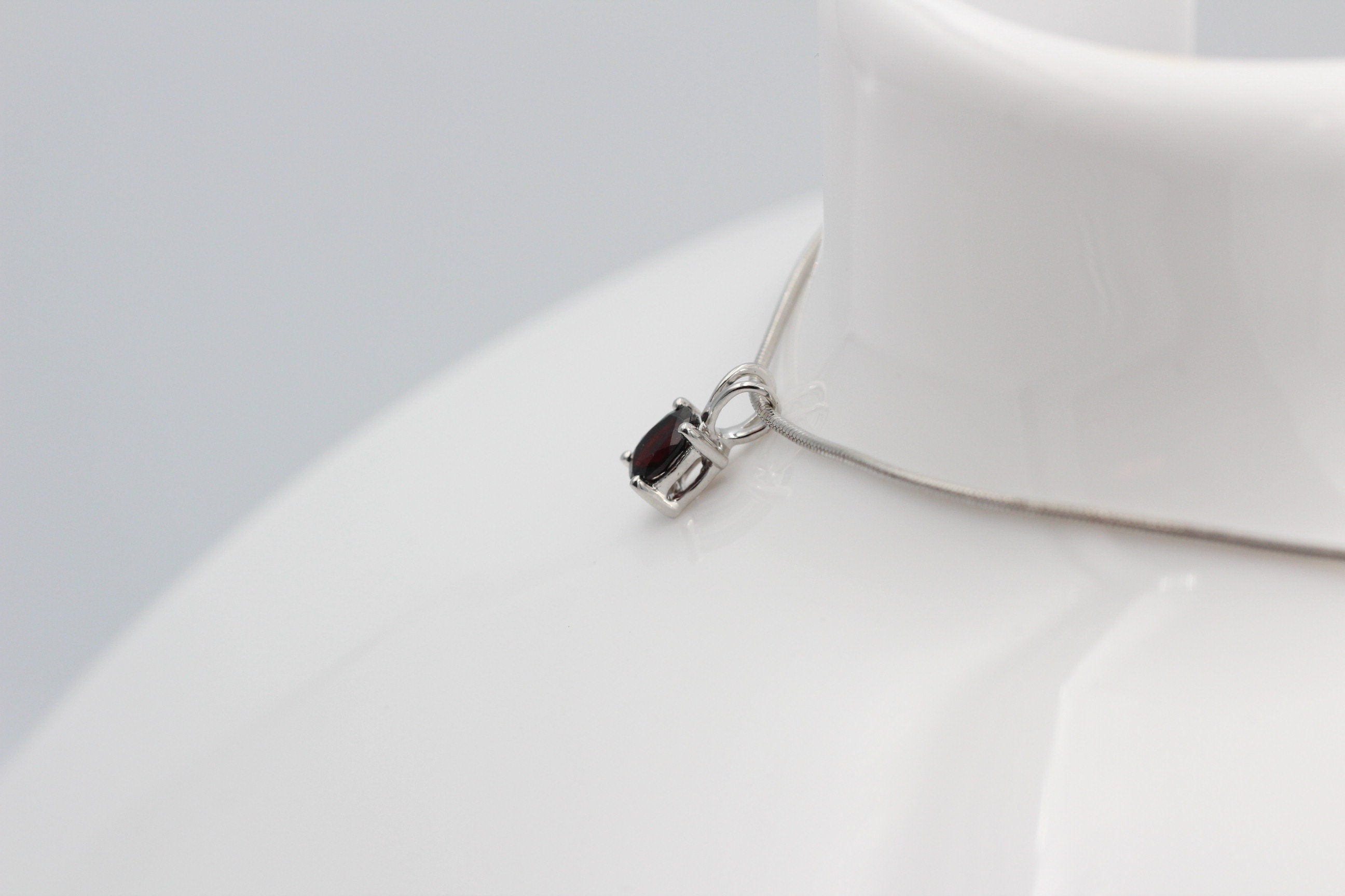 Edler 0,70 Carat Granat  Anhanger 925 Silber Collier Kette roter Edelstein Top
