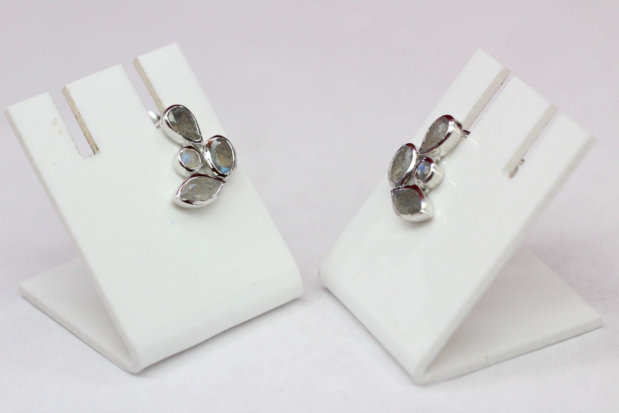 Edle 1,68 Carat Labradorit Ohrstecker 925 Silber irrisierender Edelstein Top