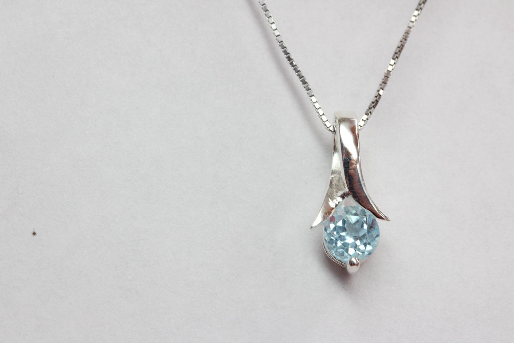 Edle 0,82 Carat Blautopas Anhanger 925 Silber Collier Kette sky blue Topas
