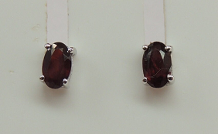 Edle 0,7 Carat facetierte Granat Ohrstecker 925 Silber blutroter Edelsein Ohrring