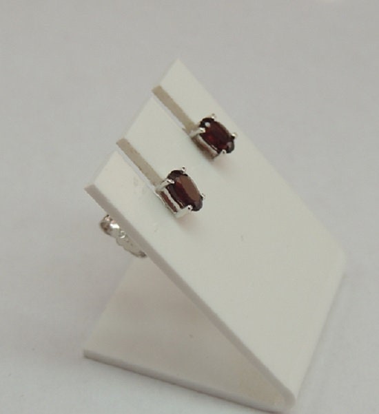 Edle 0,7 Carat facetierte Granat Ohrstecker 925 Silber blutroter Edelsein Ohrring