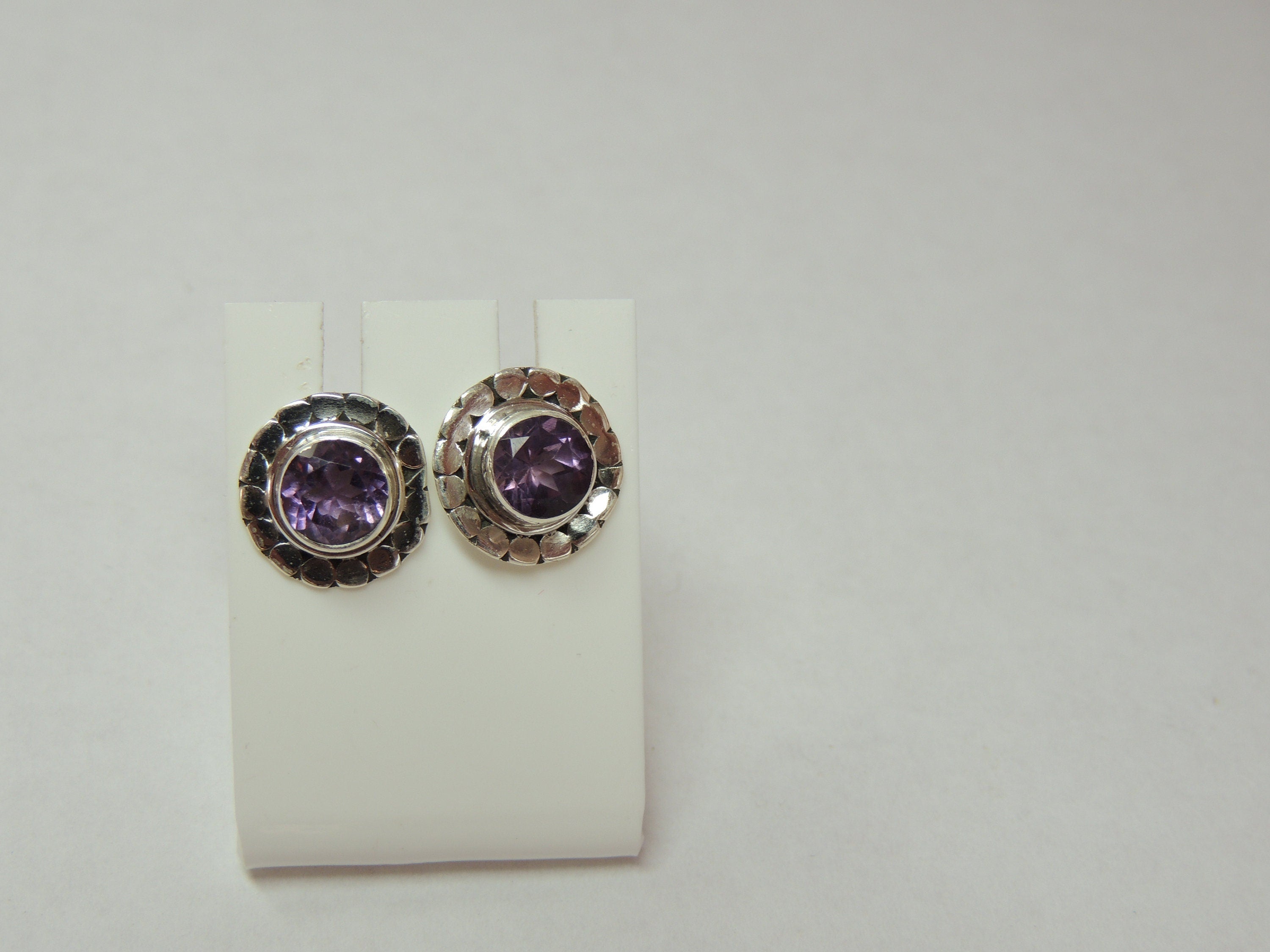 Edle 1,2 Carat leuchtende Amethyst Ohrstecker 925 Silber violetter Edelstien Top