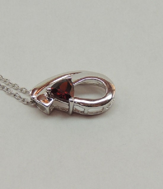Edler 0,50 Carat Granat Anhanger 925 Silber Collier Kette blutroter Edelstein Trillion