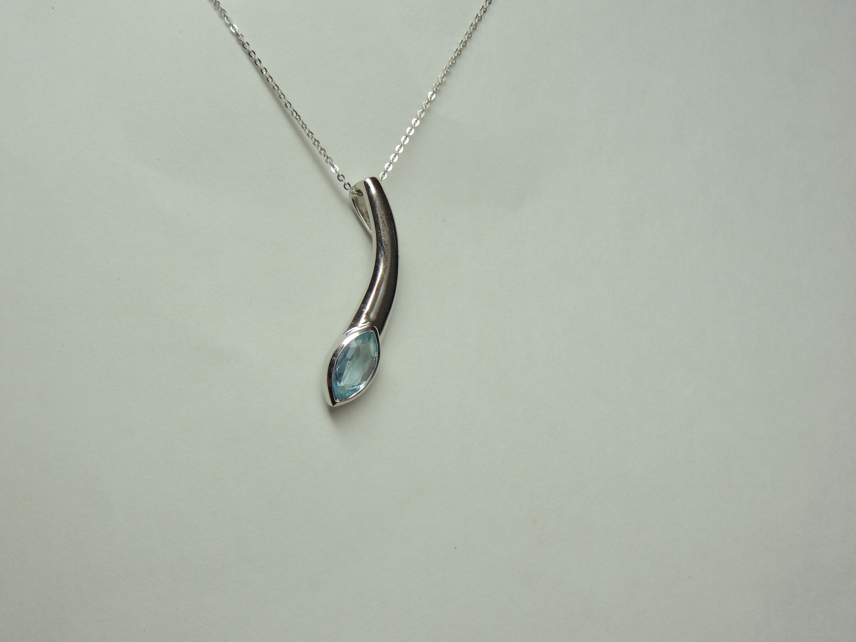 Edler 1,30 Carat Blautopas Anhanger 925 Silber Collier Kette Design pur