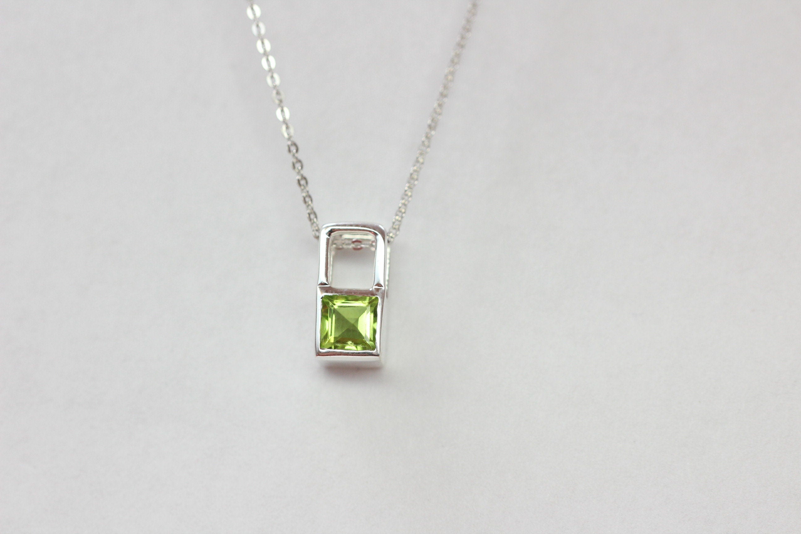 Design pur 0,6 Carat Peridot Anhanger 925 Silber Collier Kette Olivin Designschmuck