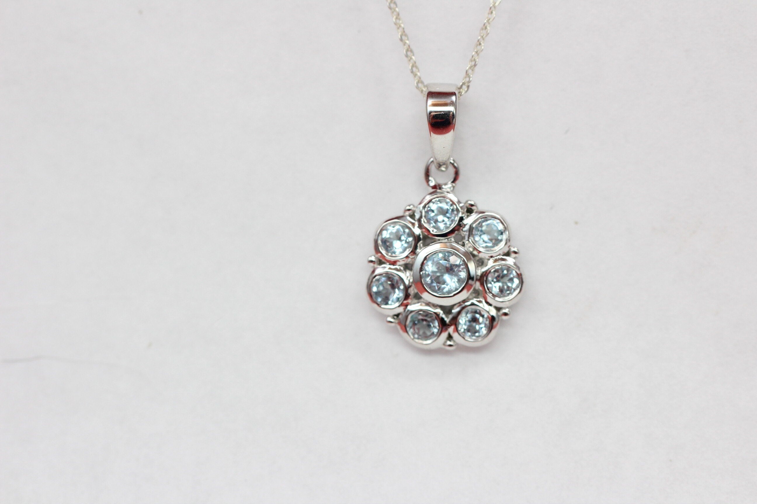 Edler 1,65 Carat Blautopas Blumen Anhanger 925 Silber Blautopas Collier Kette