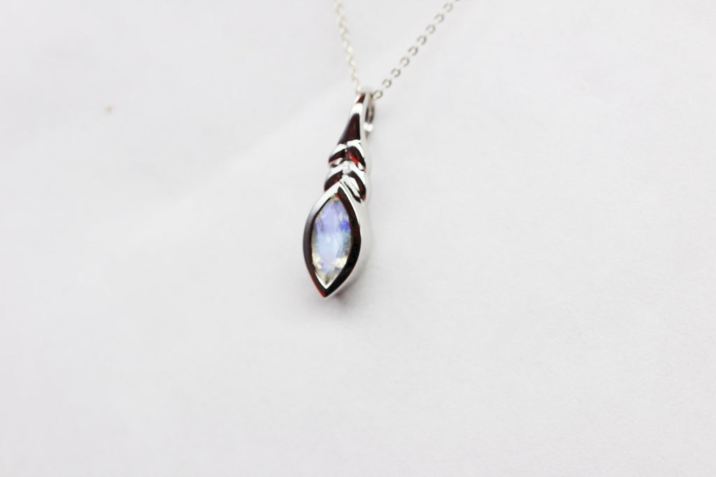 Edler 0,94 Carat Regenbogen Mondstein Anhanger 925 Silber Collier Kette Top