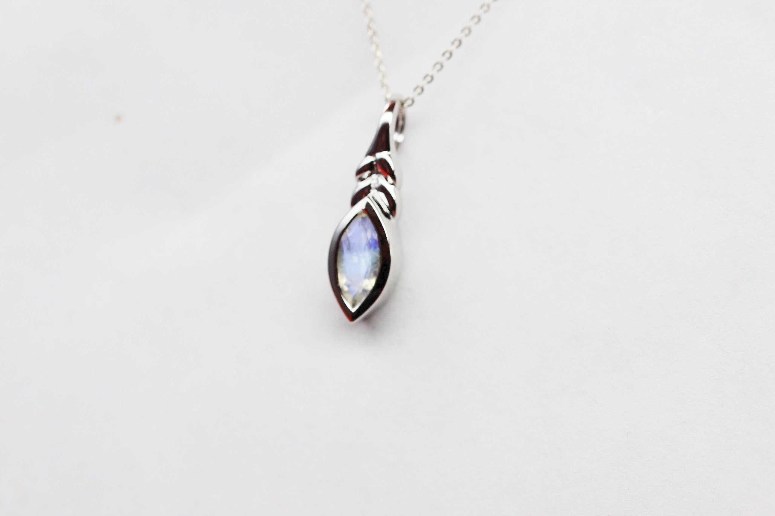 Edler 0,94 Carat Regenbogen Mondstein Anhanger 925 Silber Collier Kette Top