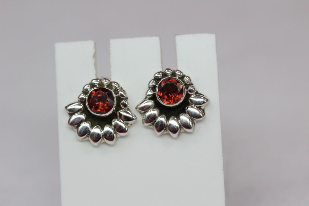 Edle 0,56 Carat Granat Ohrstecker 925 Silber blutroter Edelstein Top Edel