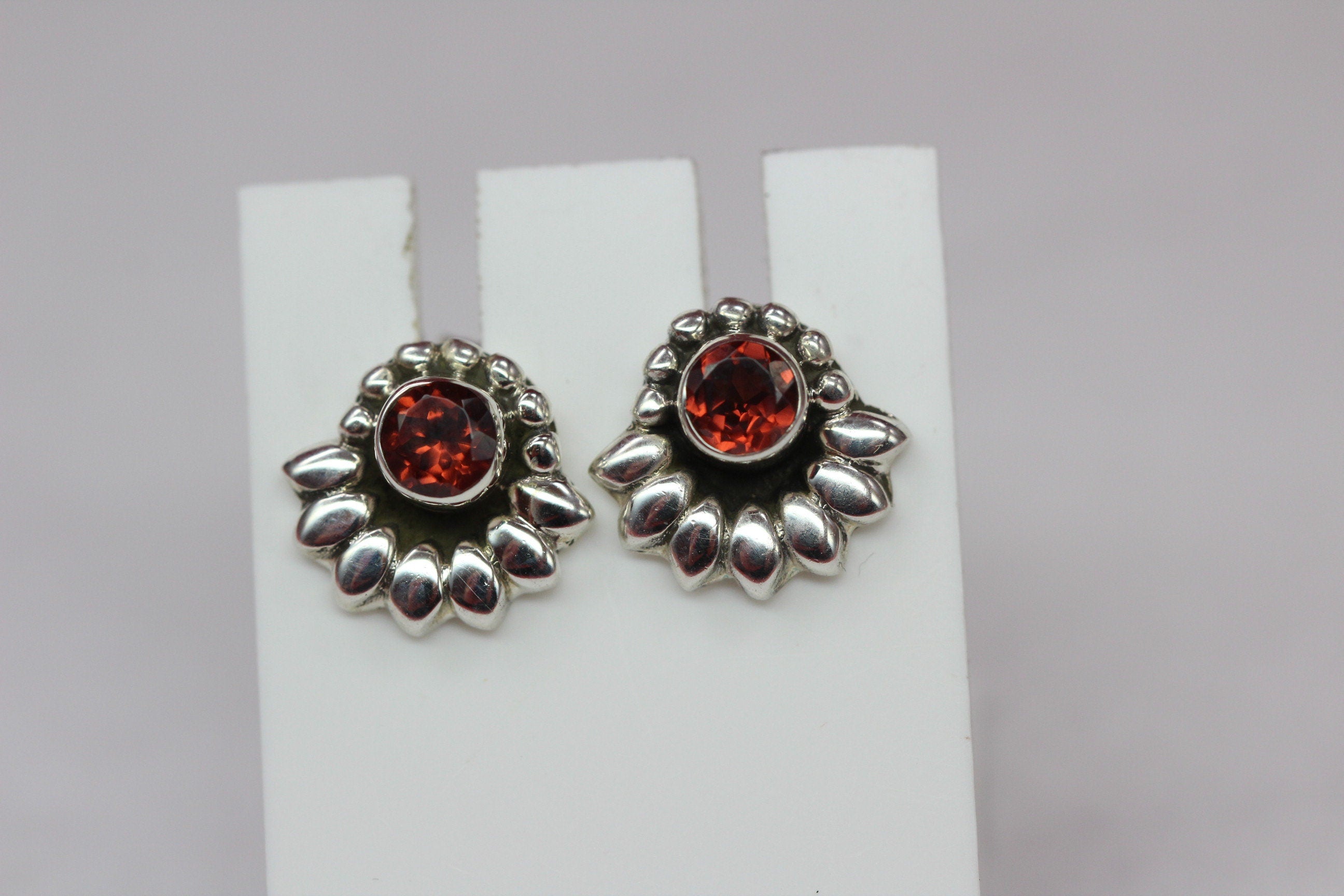 Edle 0,56 Carat Granat Ohrstecker 925 Silber blutroter Edelstein Top Edel