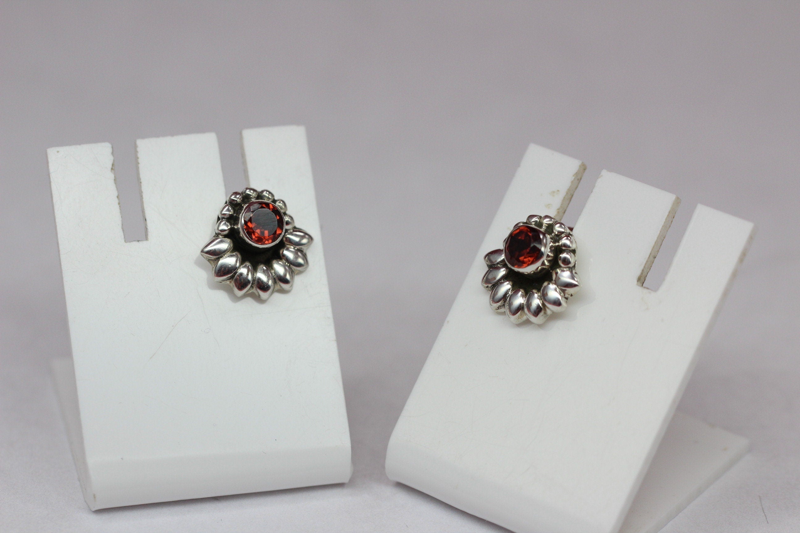 Edle 0,56 Carat Granat Ohrstecker 925 Silber blutroter Edelstein Top Edel