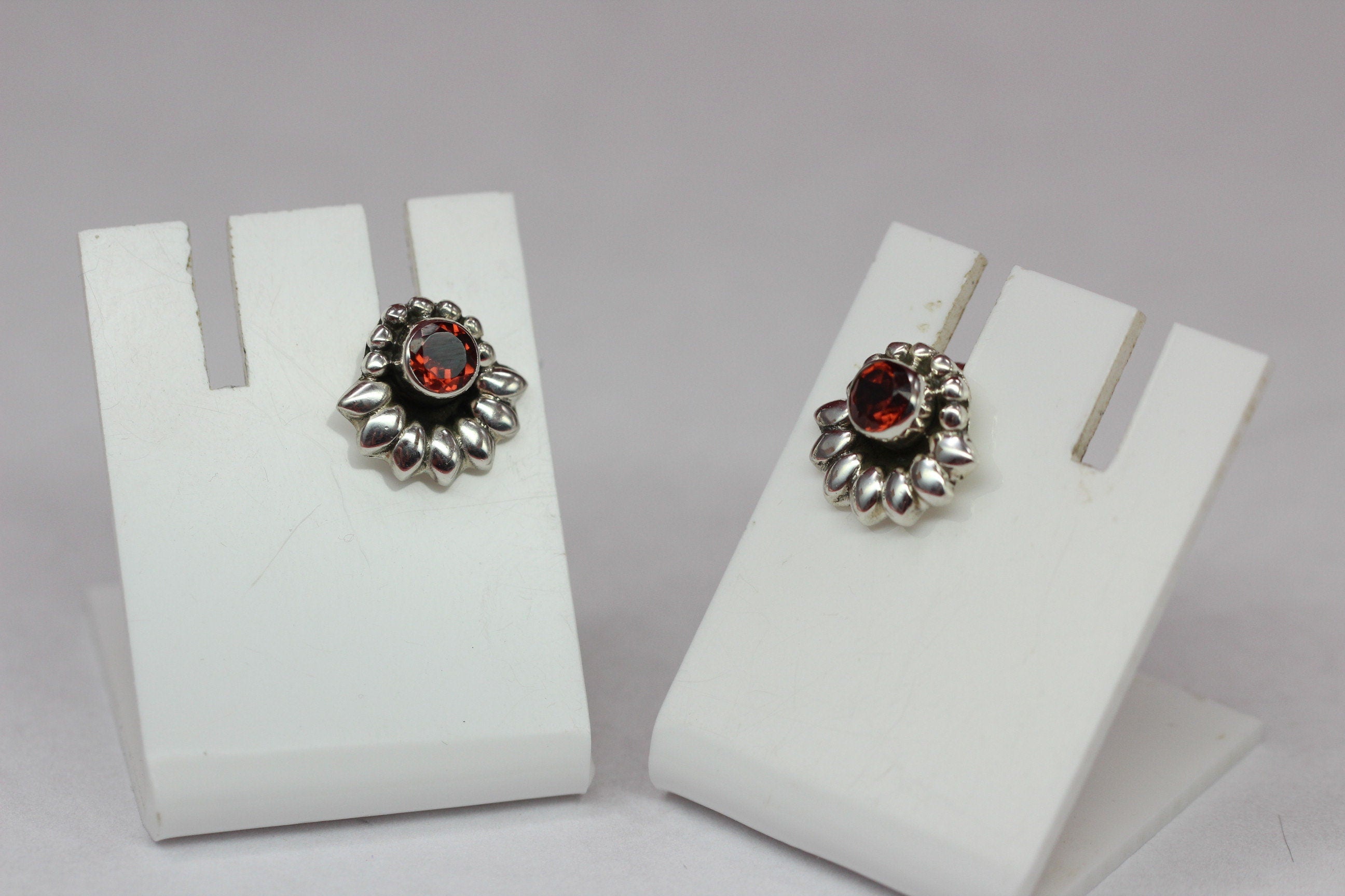 Edle 0,56 Carat Granat Ohrstecker 925 Silber blutroter Edelstein Top Edel