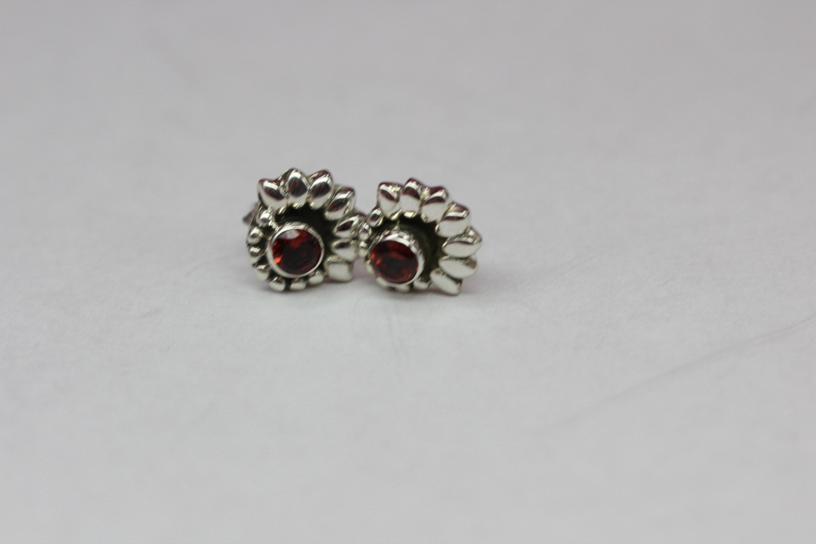 Edle 0,56 Carat Granat Ohrstecker 925 Silber blutroter Edelstein Top Edel