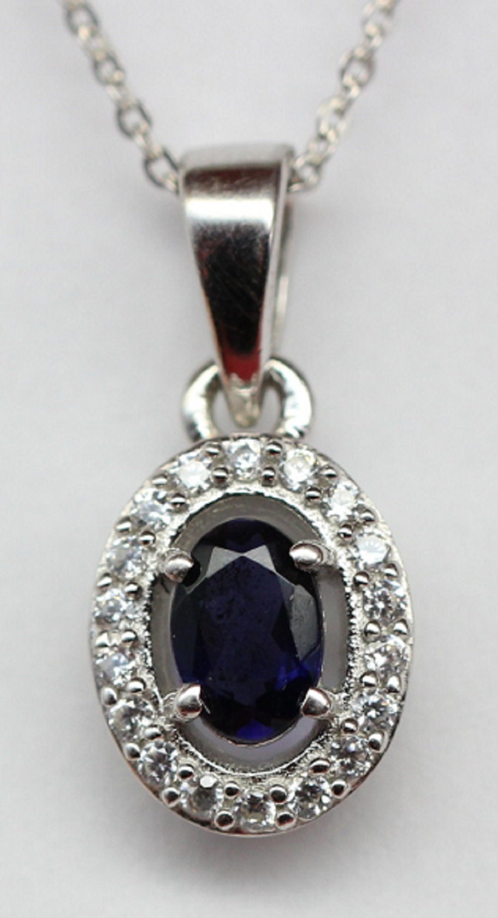 Edler 0,8 Carat Iolith Anhanger 925 Silber Collier Kette Zirkonia Wassersaphir