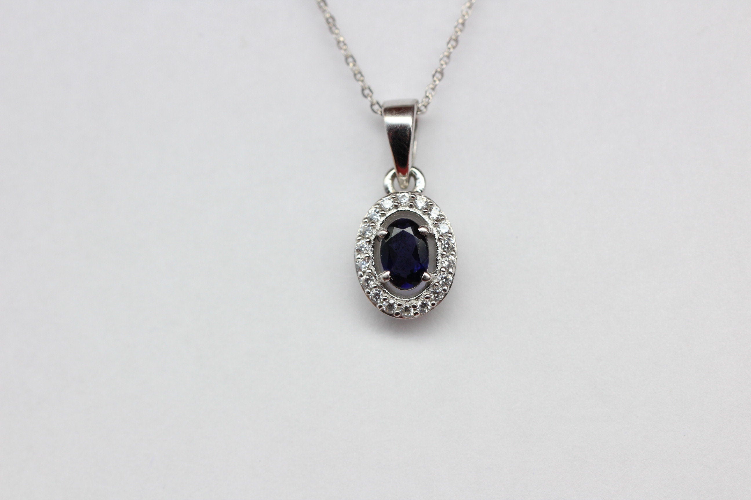 Edler 0,8 Carat Iolith Anhanger 925 Silber Collier Kette Zirkonia Wassersaphir