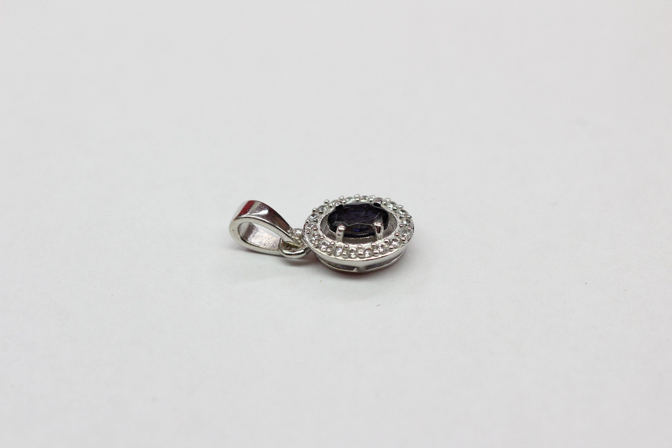 Edler 0,8 Carat Iolith Anhanger 925 Silber Collier Kette Zirkonia Wassersaphir