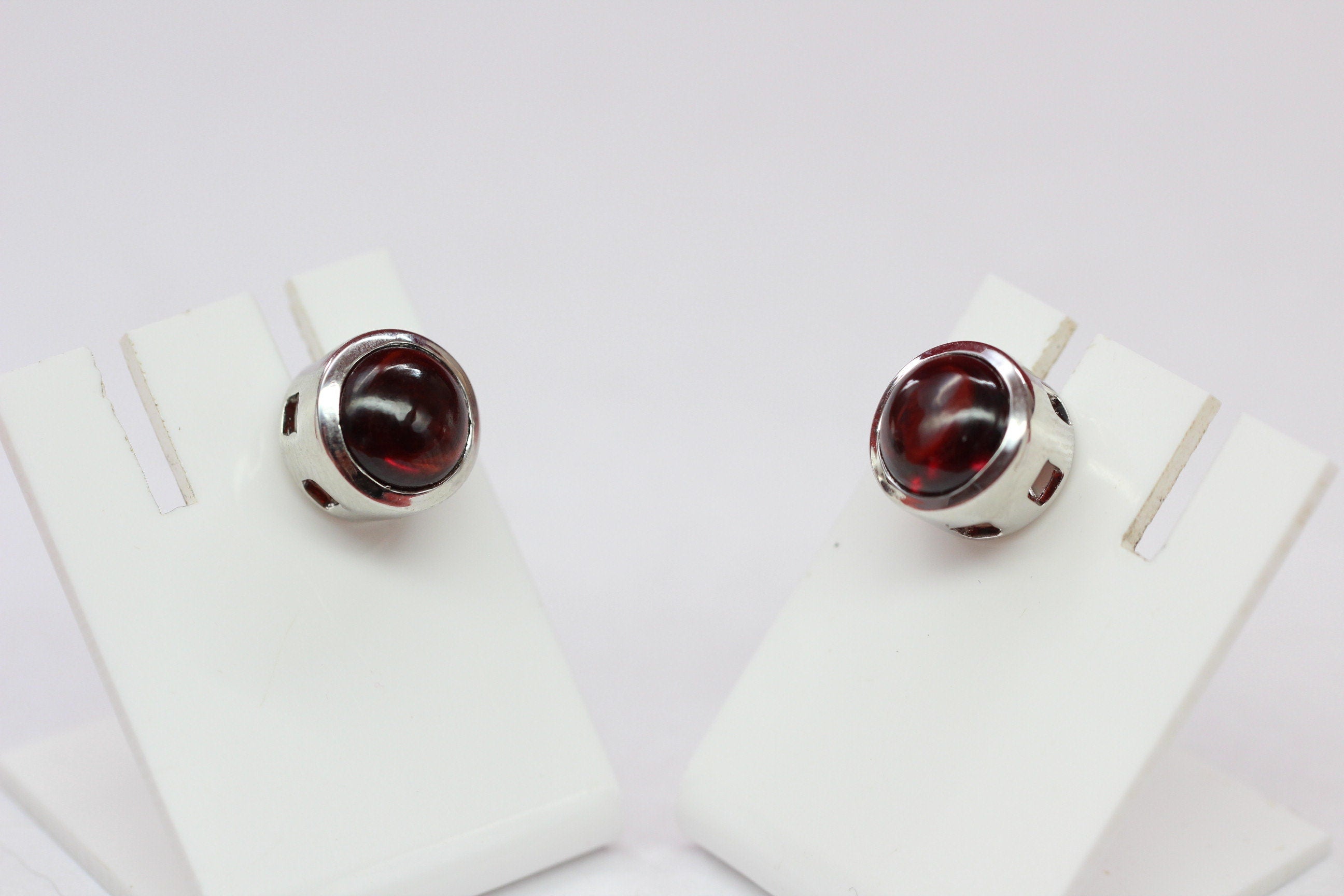 4,59 Carat Granat Cabochon Ohrstecker 925 Silber blutroter Edelstein Unisex