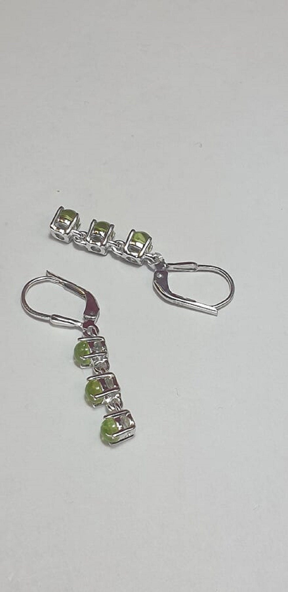 Edle 2,15 Carat leuchtende Peridot Brisur 925 Silber Ohrstecker Cabochon Schliff