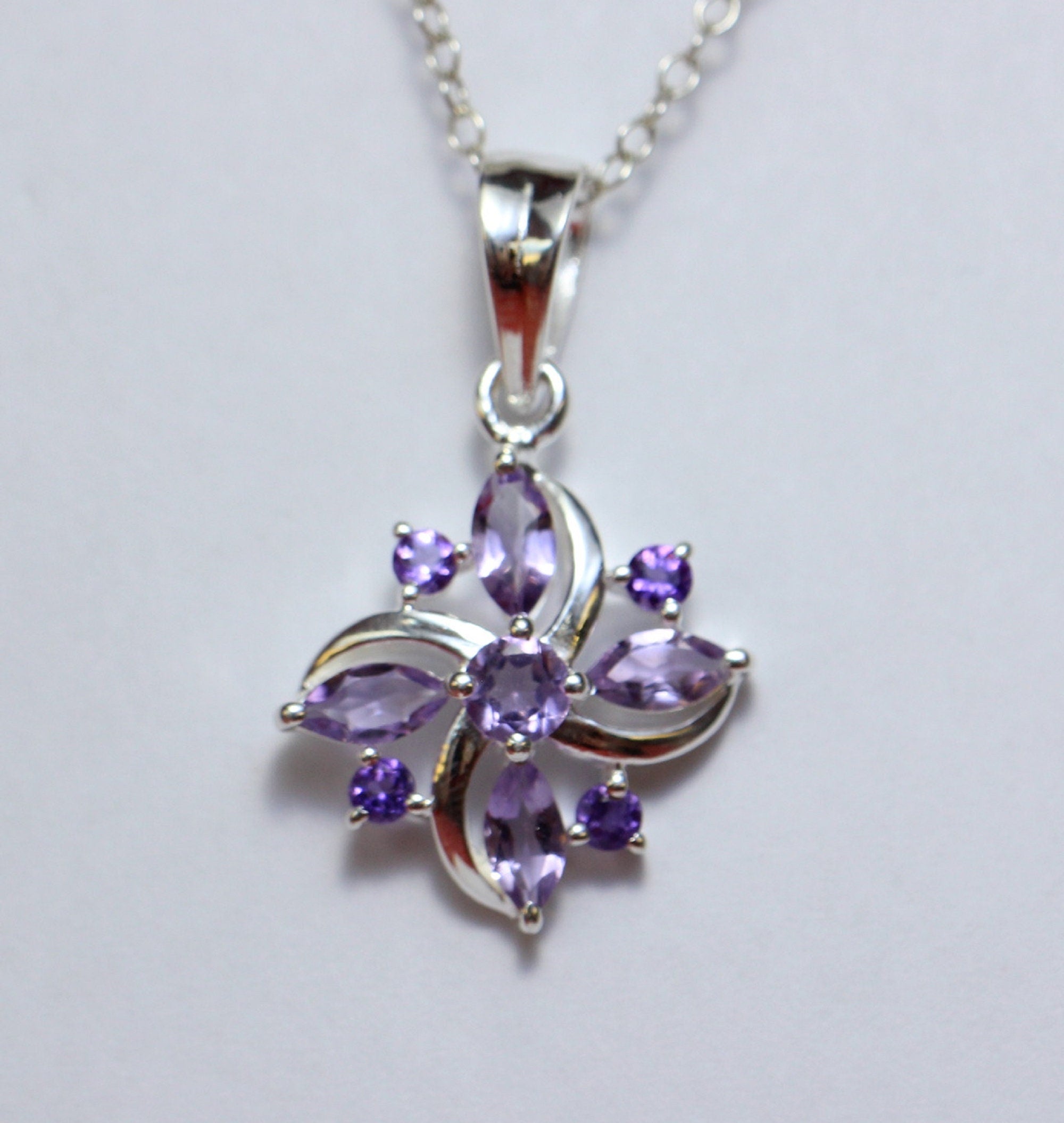 Edler 0,8 Carat Amethyst Anhanger 925 Silber Collier Kette  Anhanger violett