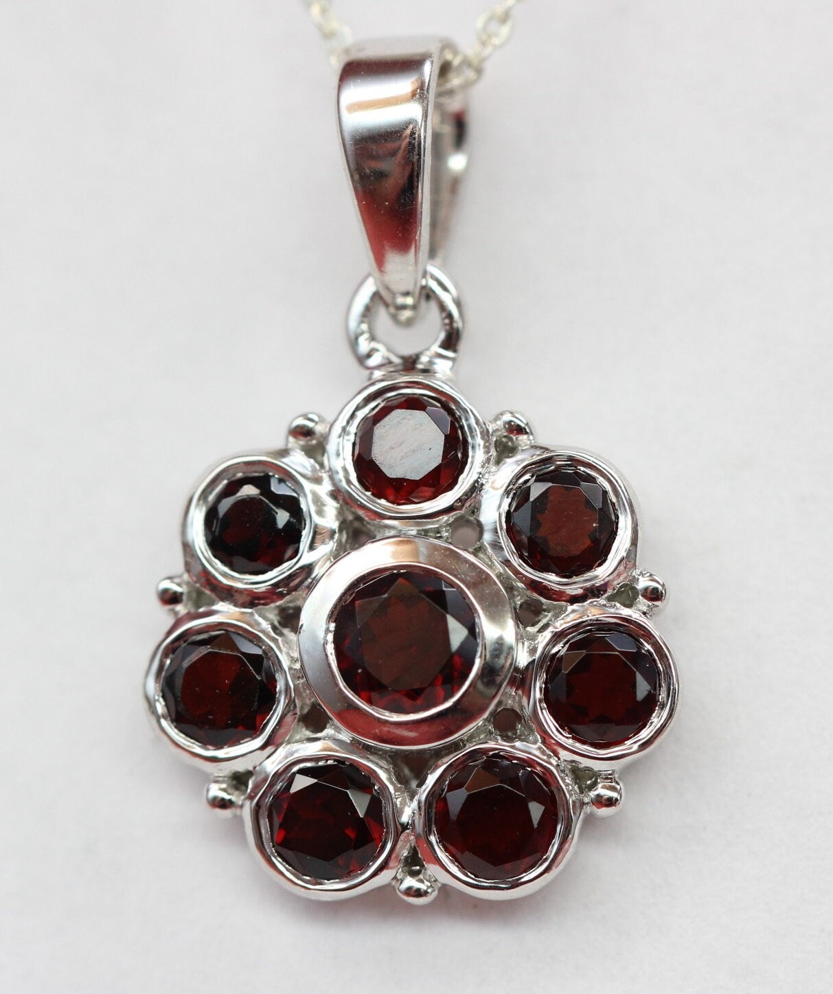 Edler 1,65 Carat Granat Blumen Anhanger 925 Silber blutroter Granat Collier Kette