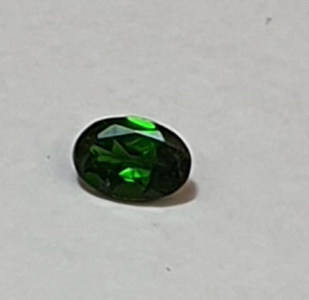 0,49 Carat Chromdiopsid aus Russland Ovalschliff AAA Qualitat 6 x 4 mm