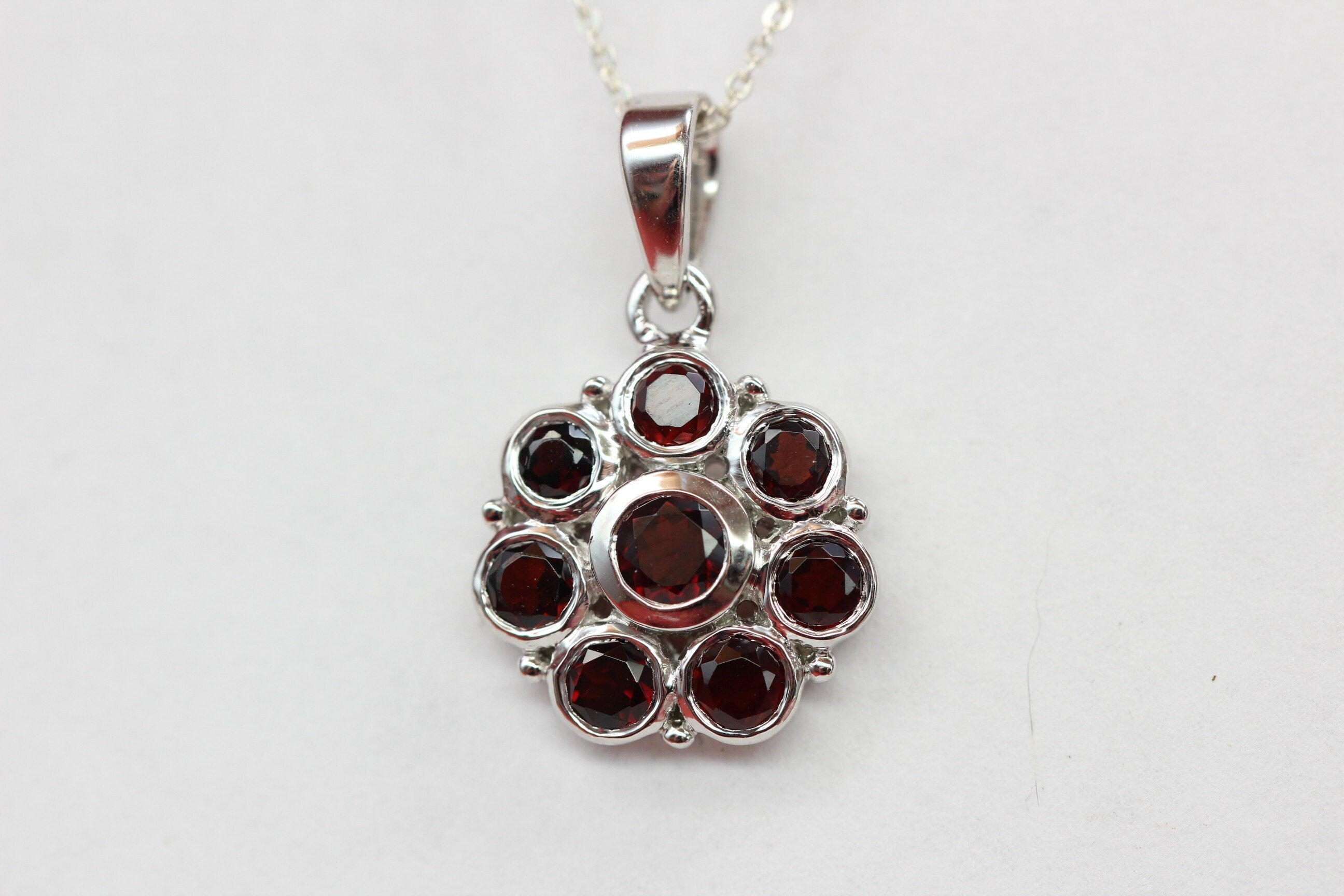 Edler 1,65 Carat Granat Blumen Anhanger 925 Silber blutroter Granat Collier Kette