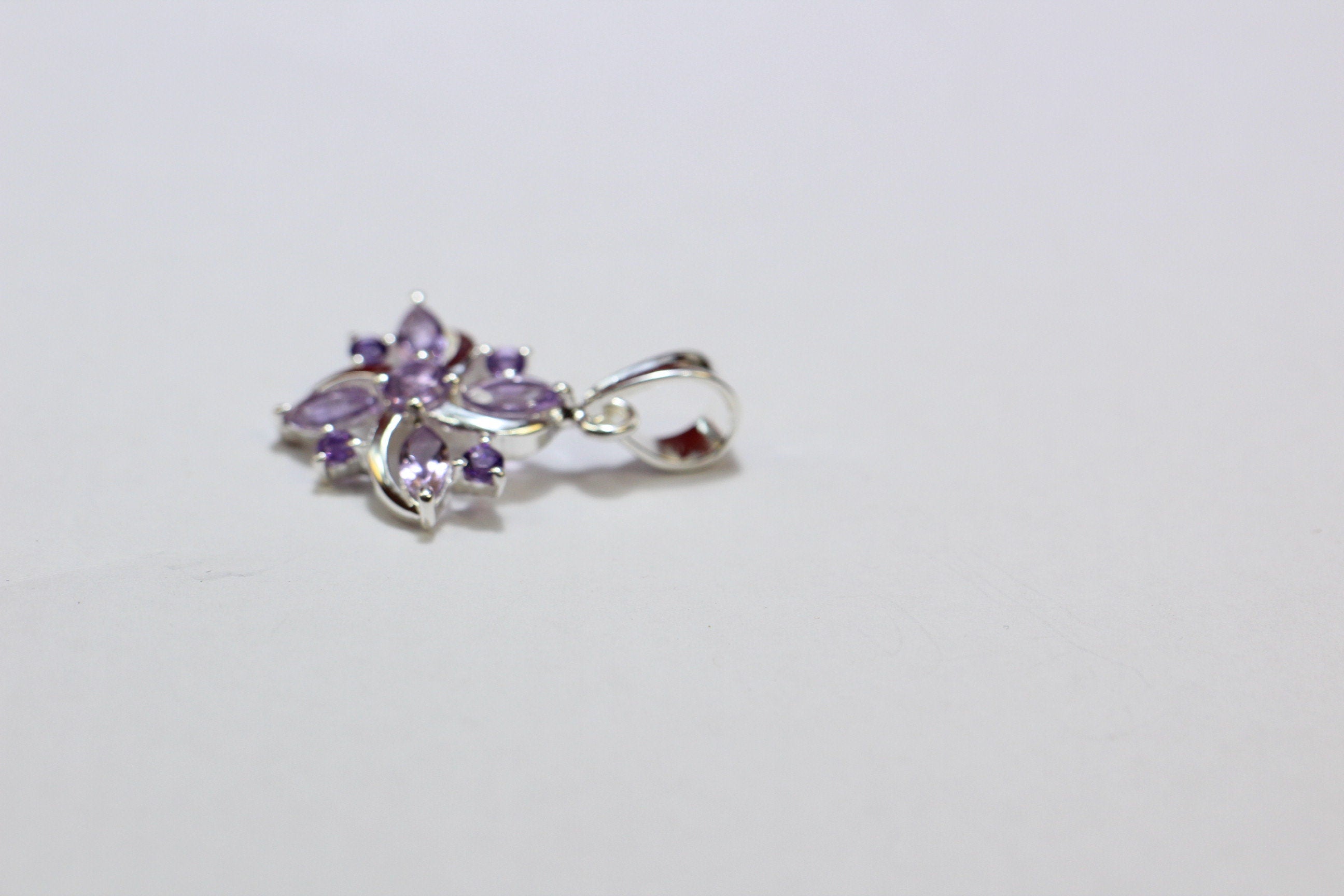 Edler 0,8 Carat Amethyst Anhanger 925 Silber Collier Kette  Anhanger violett