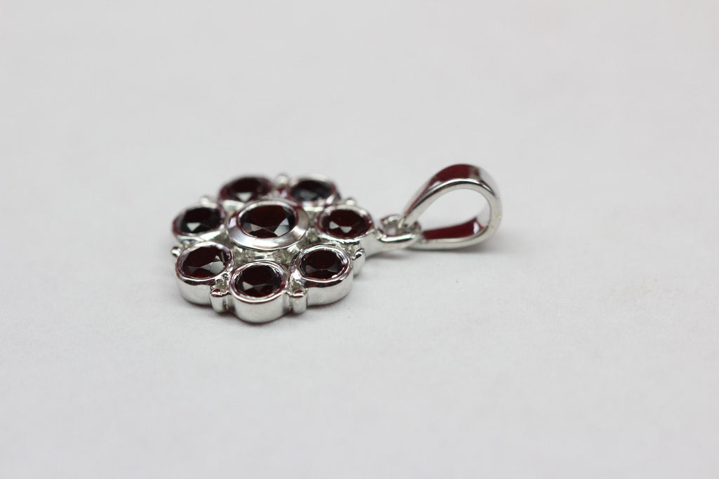Edler 1,65 Carat Granat Blumen Anhanger 925 Silber blutroter Granat Collier Kette