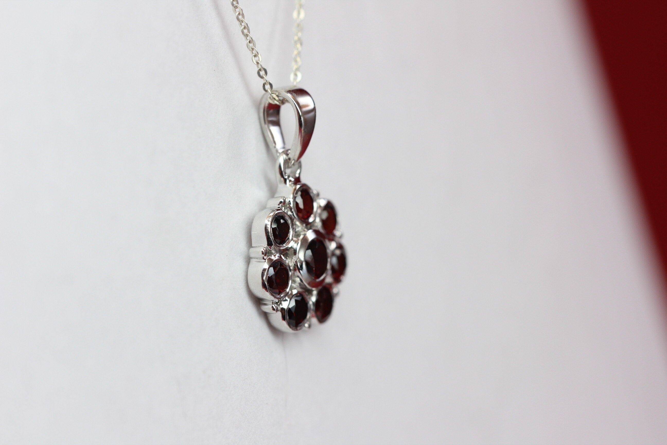 Edler 1,65 Carat Granat Blumen Anhanger 925 Silber blutroter Granat Collier Kette