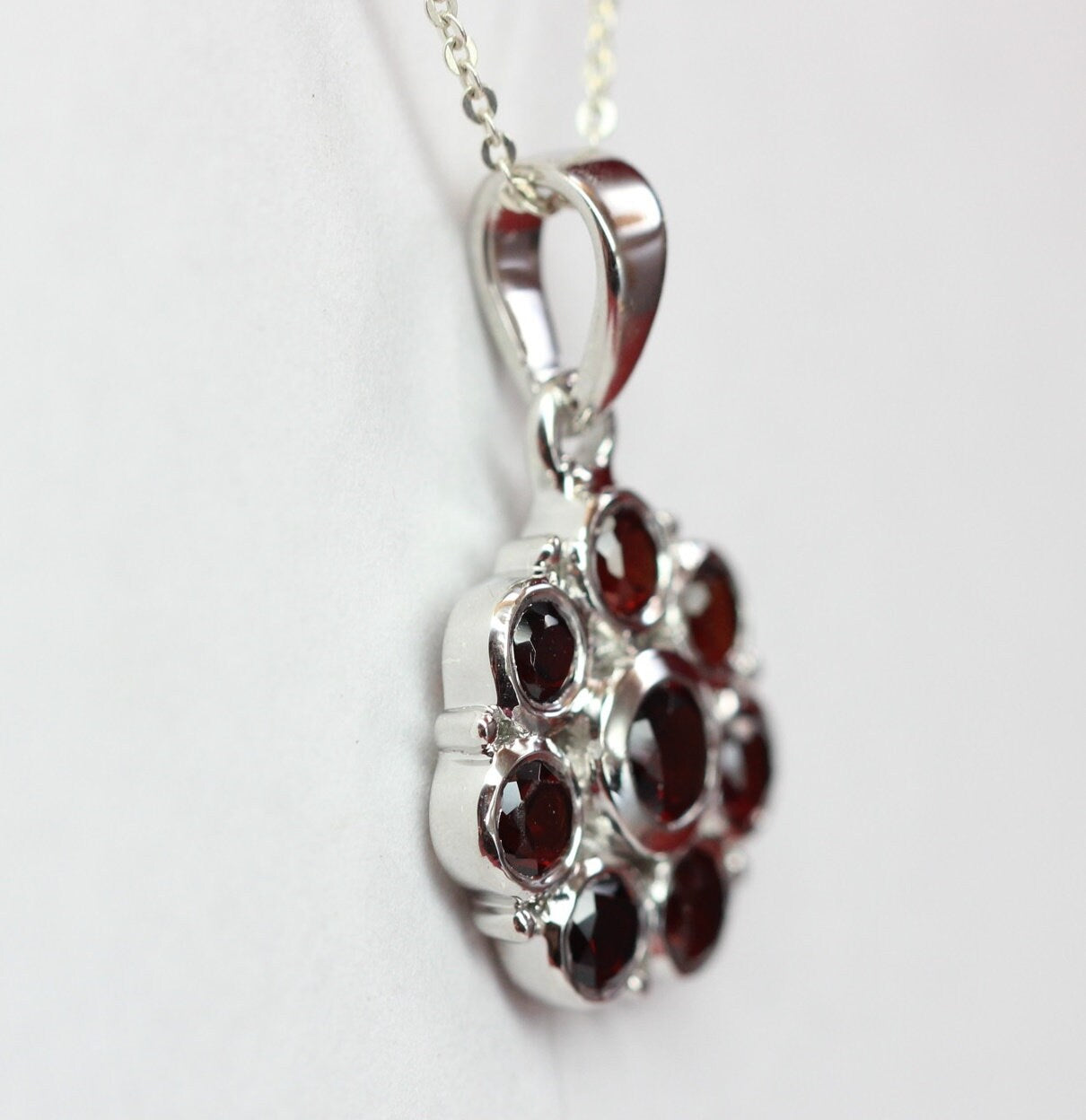 Edler 1,65 Carat Granat Blumen Anhanger 925 Silber blutroter Granat Collier Kette