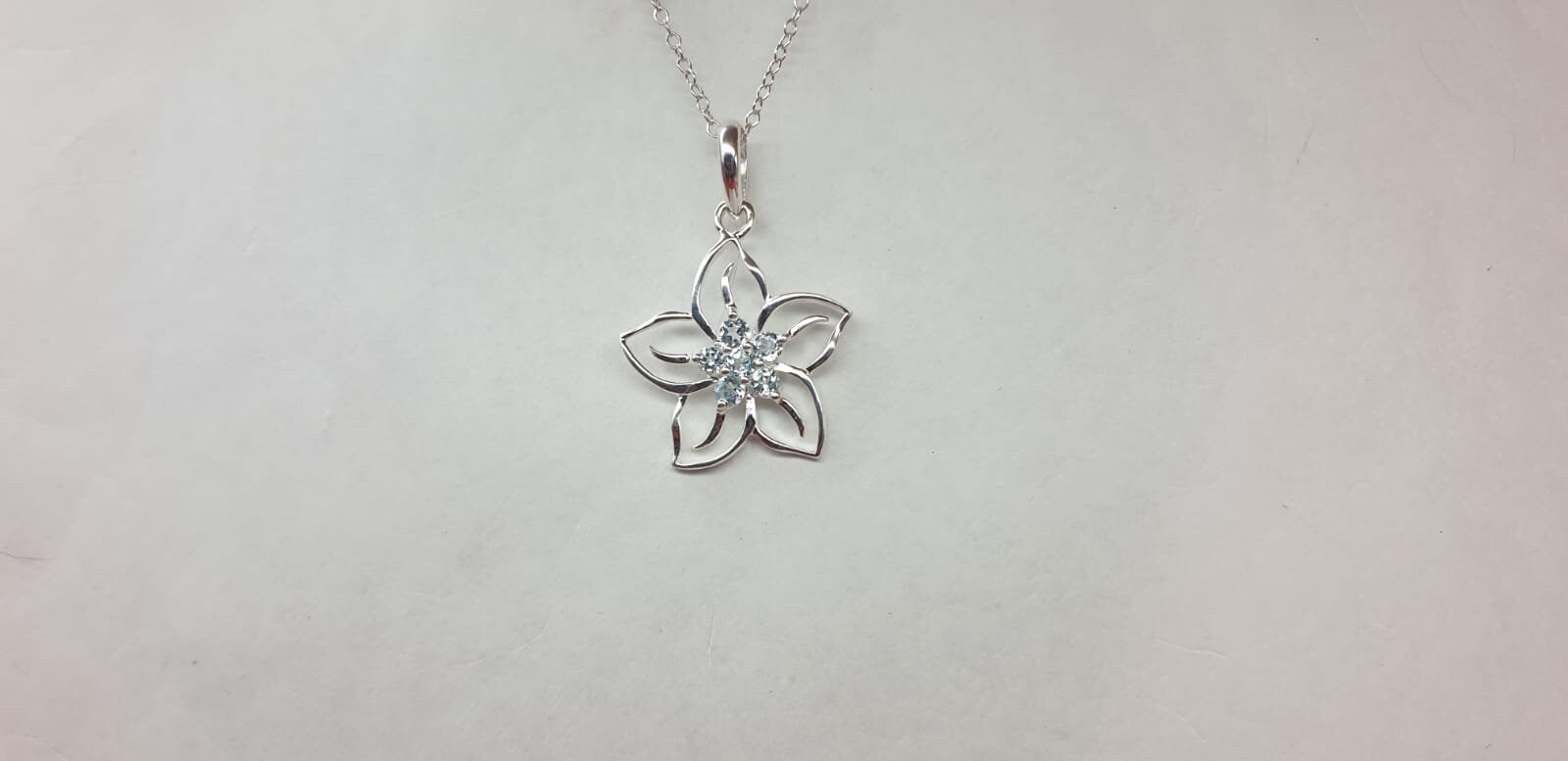 Edler 0,2 Carat Blautopas Blumen Anhanger 925 Silber Collier Kette  sky blue Topas