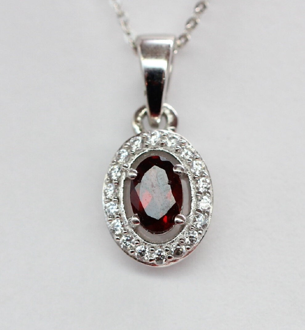 Edler 0,7 Carat Granat Annhanger 925 Silber Collier Kette Blutroter Edelstein