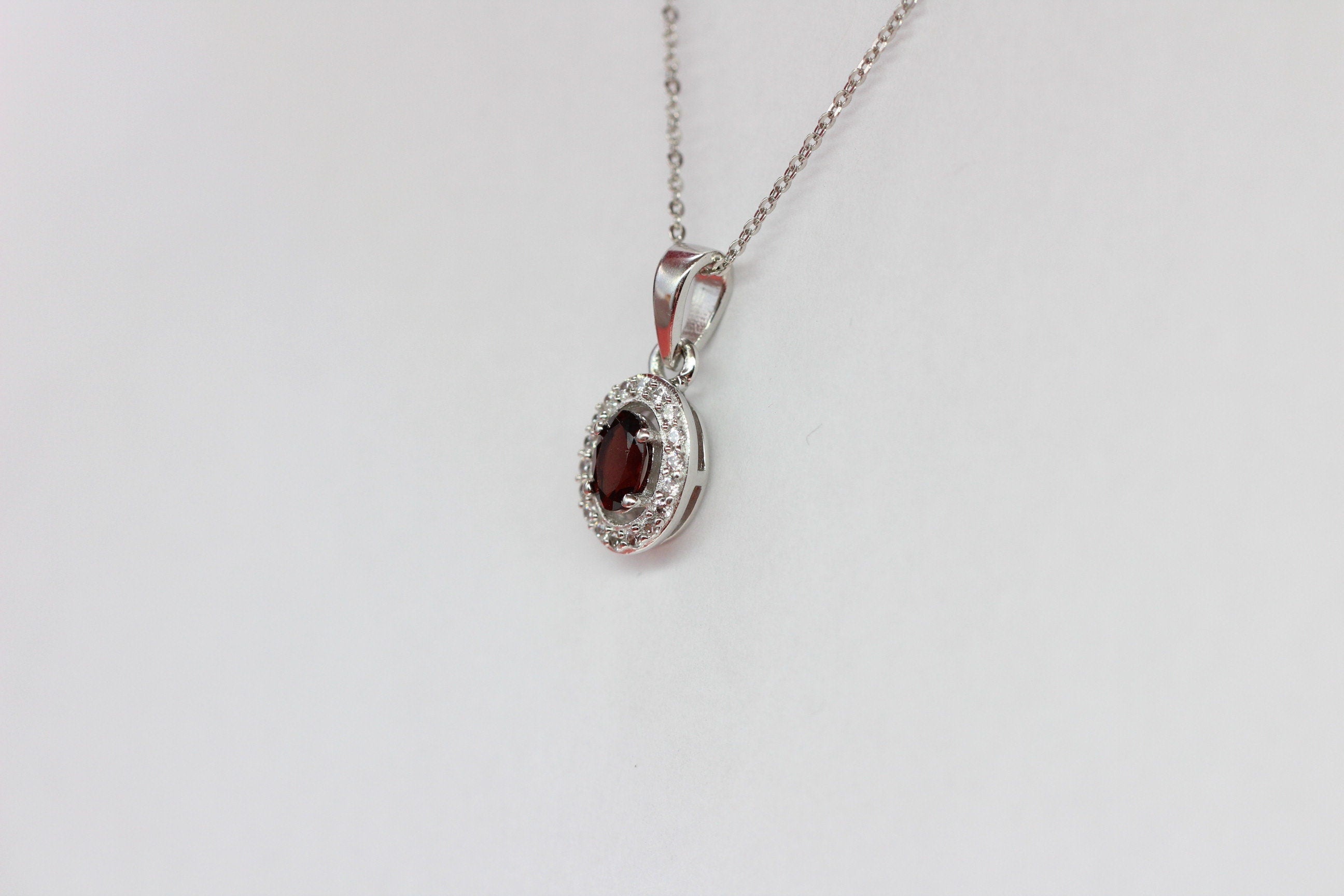 Edler 0,7 Carat Granat Annhanger 925 Silber Collier Kette Blutroter Edelstein