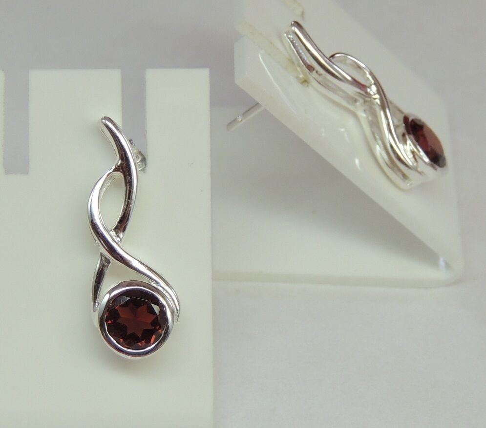 Edle 1,6 Carat leuchtende Granat Ohrstecker Ohrschmuck leuchtender Edelstein